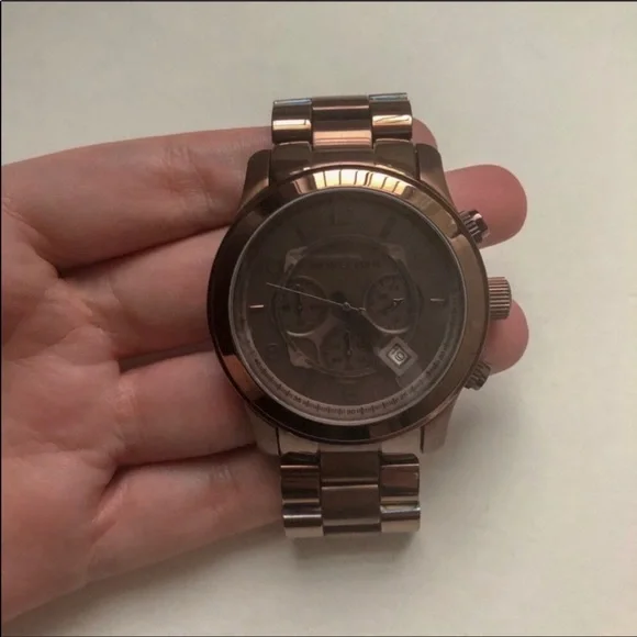 Michael Kors Oversized Watch - Picture 4 of 8
